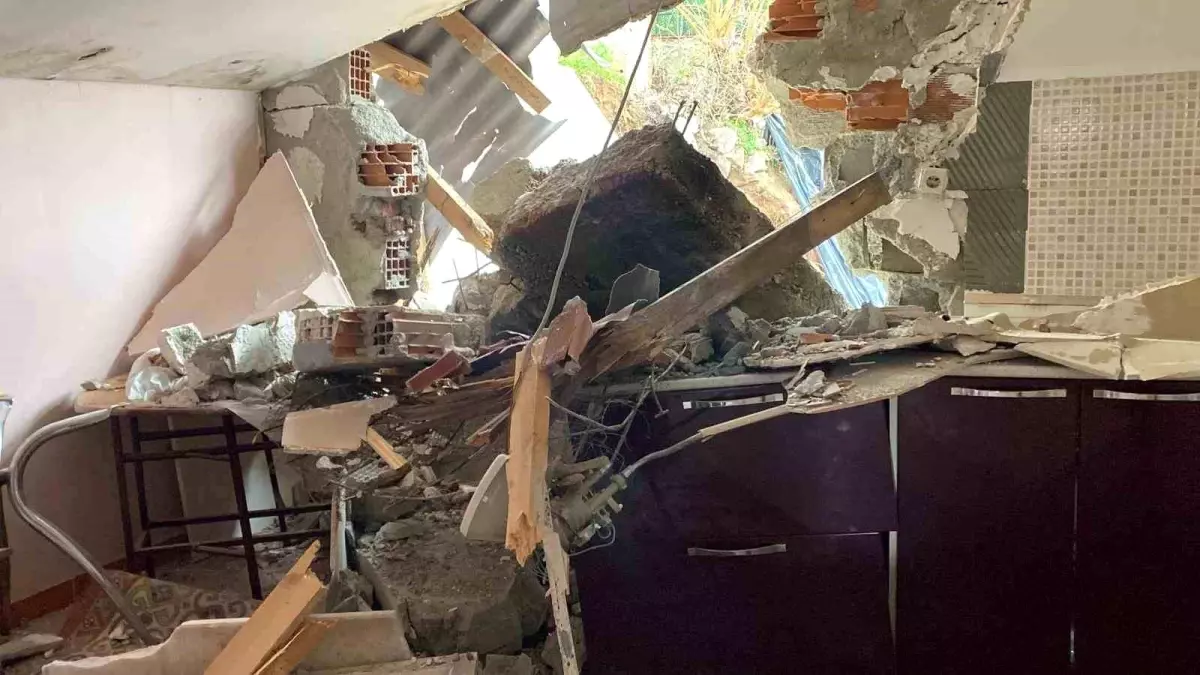 Derince’de Hafriyat Çalışması Sırasında İstinat Duvarı Çöktü, 2 Katlı Ev Ağır Hasar Aldı