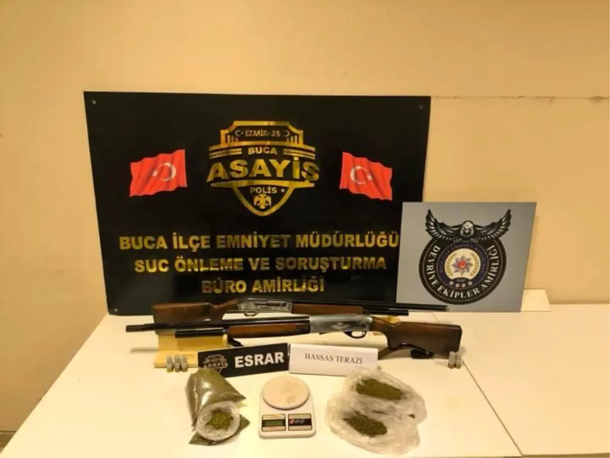 İzmir'in Buca İlçesinde Büyük Uyuşturucu Operasyonu: 468 Gram Esrar ve Silah Ele Geçirildi