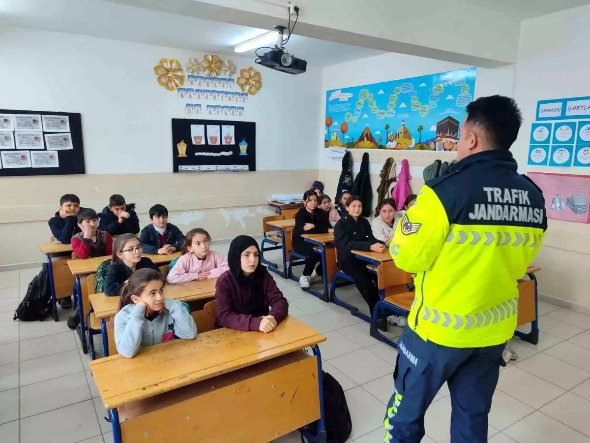 Afyon’da 800 Öğrenciye ve 55 Öğretmene Trafik Güvenliği Semineri