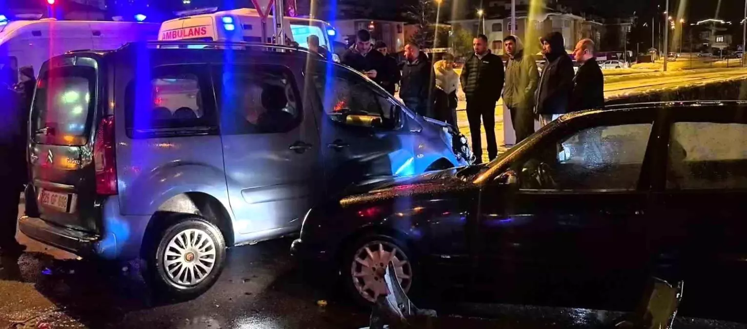 Palandöken'de Kırmızı Işık İhlali Nedeniyle 2 Yaralı Trafik Kazası