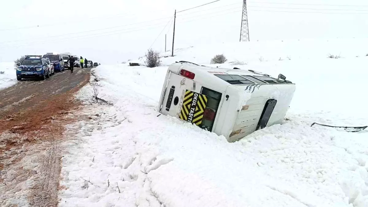 Sivas Yıldızeli'de Öğrenci Servisi Kazası: 10 Öğrenci Yaralandı