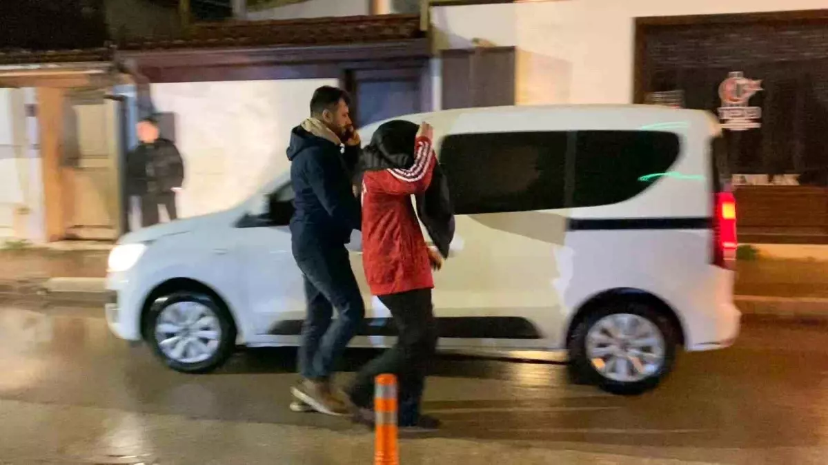 İnegöl’de Sokakta Hava Atışı Yapan 17 Yaşındaki Genç Polis Tarafından Yakalandı