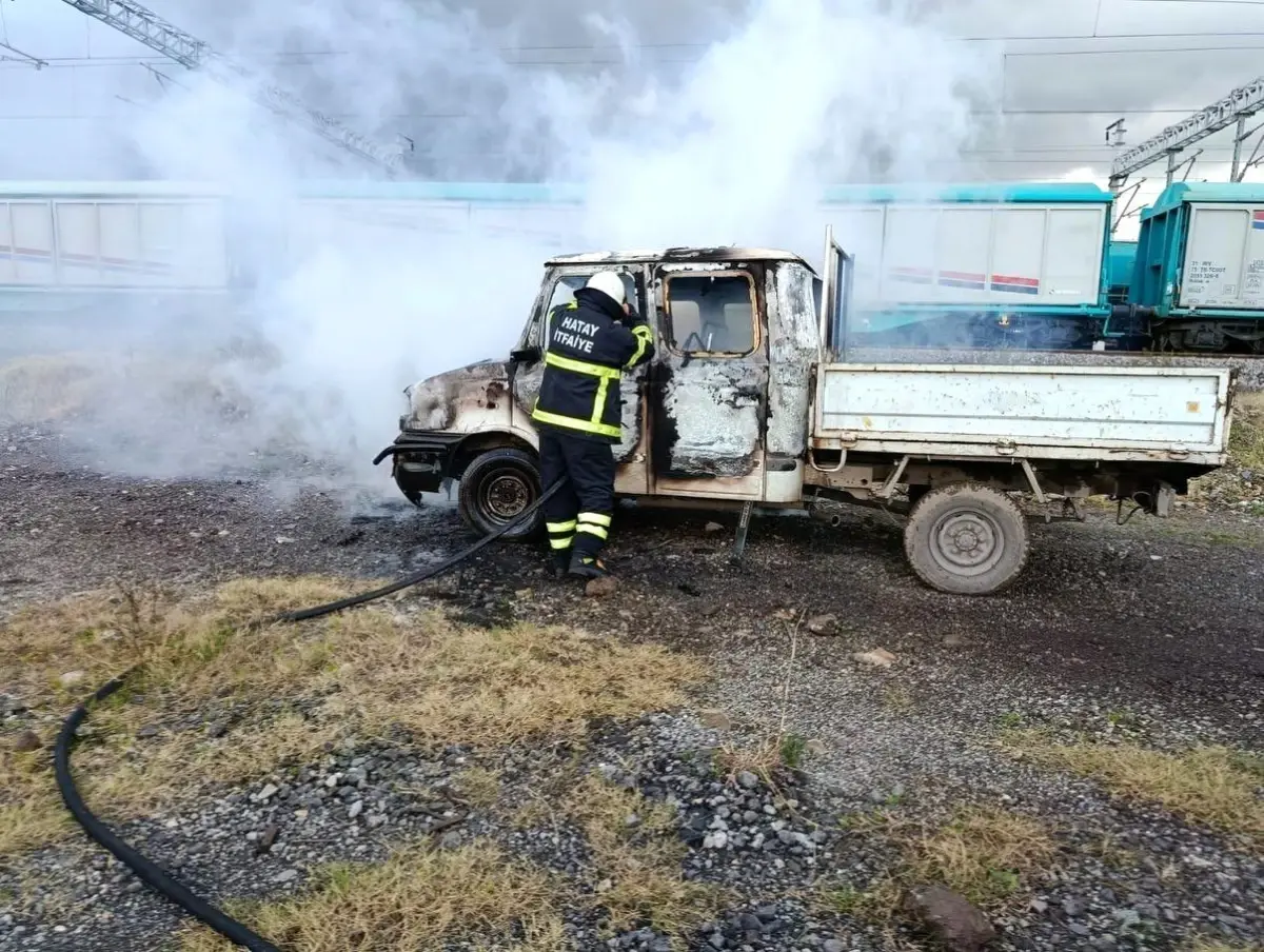 Payas'ta Park Halindeki Kamyonet Alev Aldı: İtfaiye Hızlı Müdahale Etti