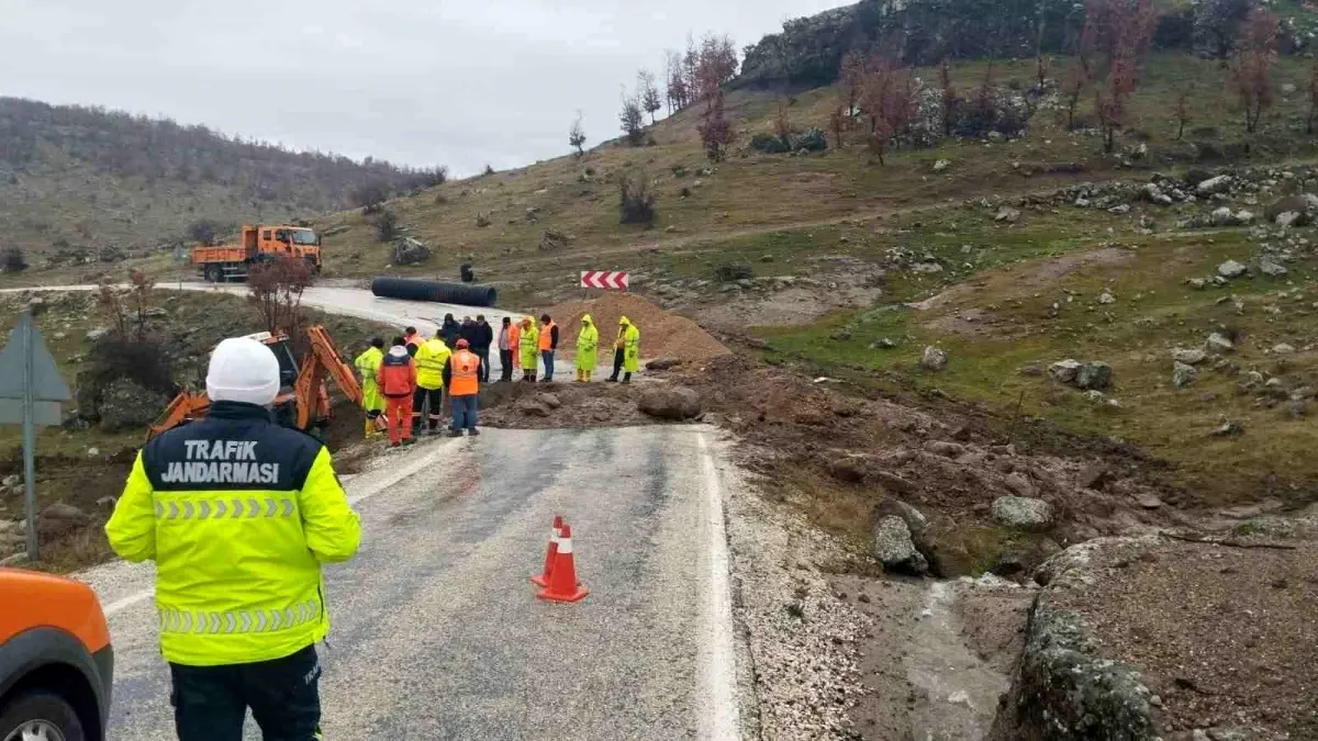 Sağanak Yağış Sonrası Simav‑Selendi Karayolunda Çökme ve Trafik Kapatma