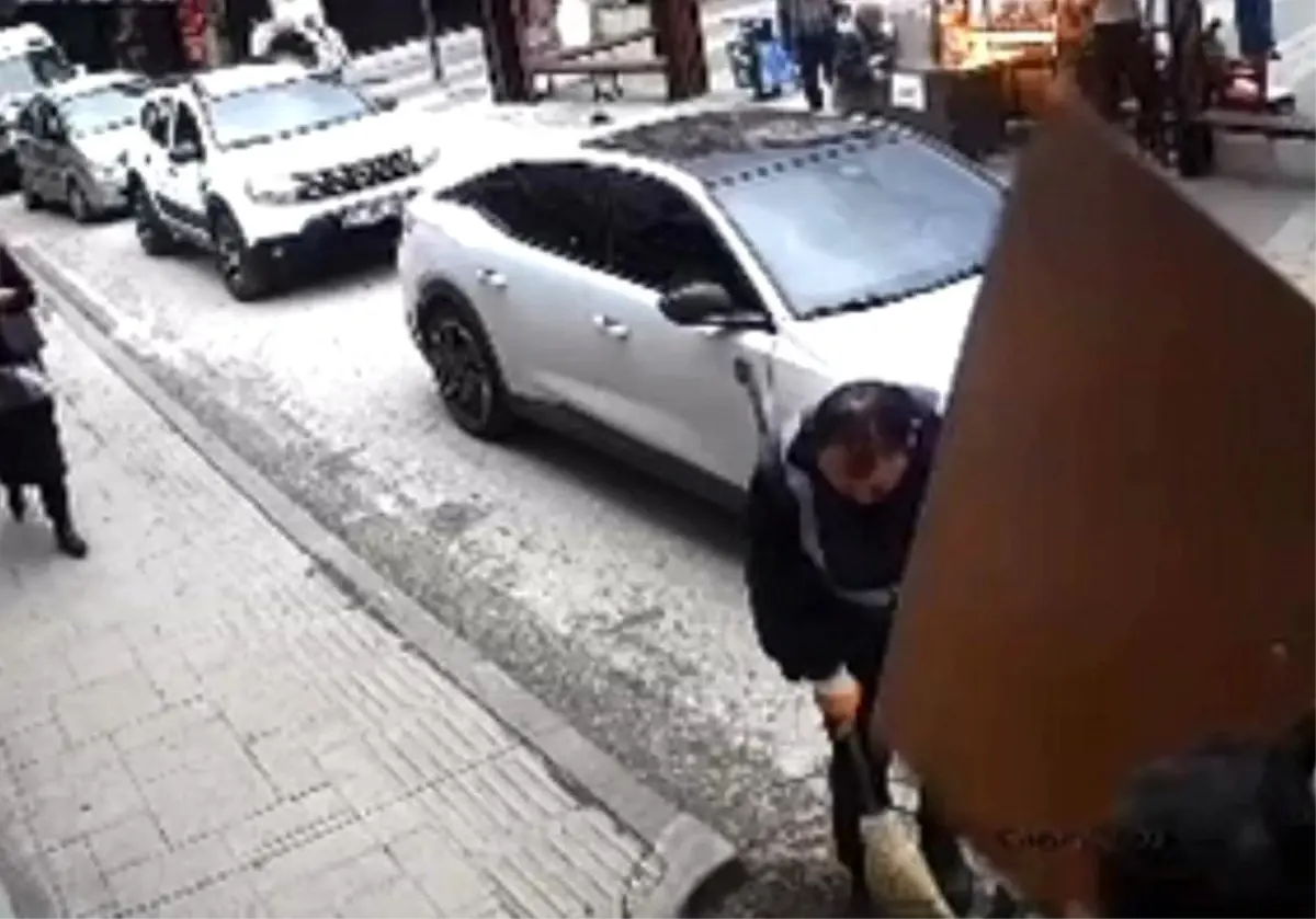 Ünye'de Şiddetli Rüzgar Tabelayı Uçurdu, Temizlik İşçisi Kafasına Çarptı