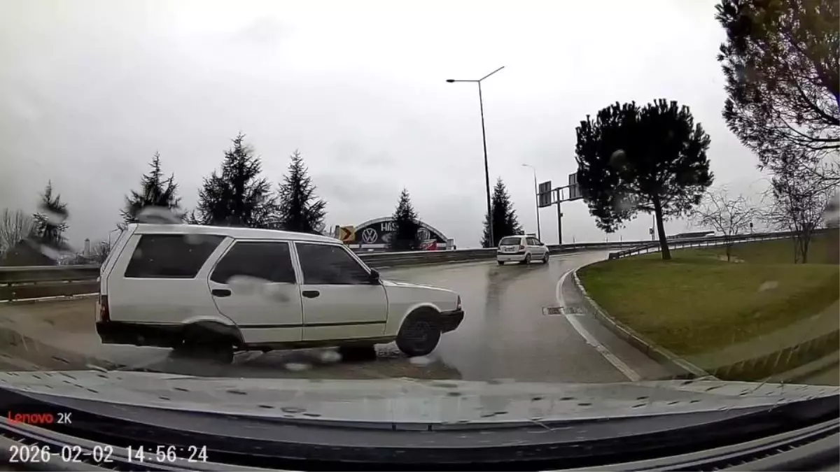 Yağmurlu Sokaklarda Beklenmedik Anlar: Tofaş Sürüşü ve Avukatın Panik Anı