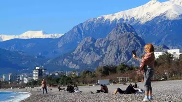 Antalya’da Güneşli Günler: Konyaaltı Sahili’nde Keyifli Anlar