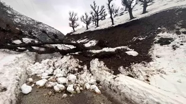 Heyelan sonrası yol kapalı ve minibüs mahsur kaldı