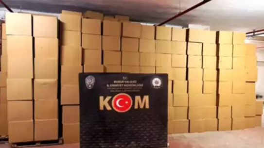 Operasyon sırasında ele geçirilen tütün ve makaronlar