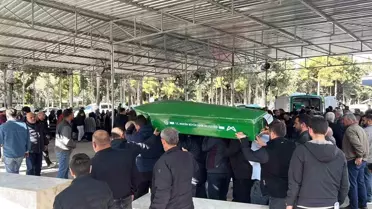 Kazada çarpan tır ve yaya geçidi