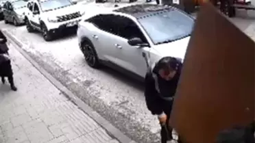 Düşen tabela ve yaralı işçi