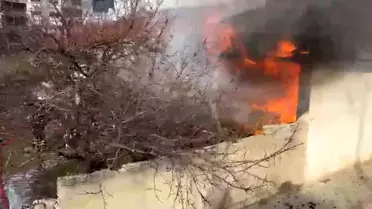 İtfaiye ekipleri yangını söndürürken