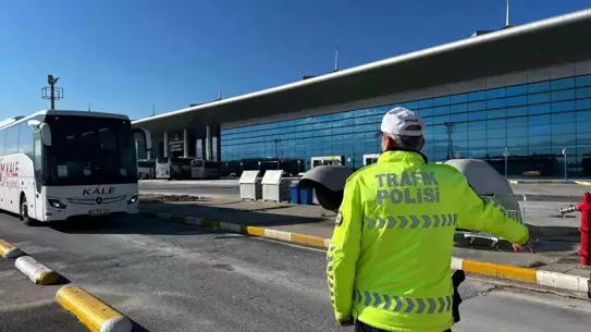 Otobüs içinde cep telefonu kullanan sürücü