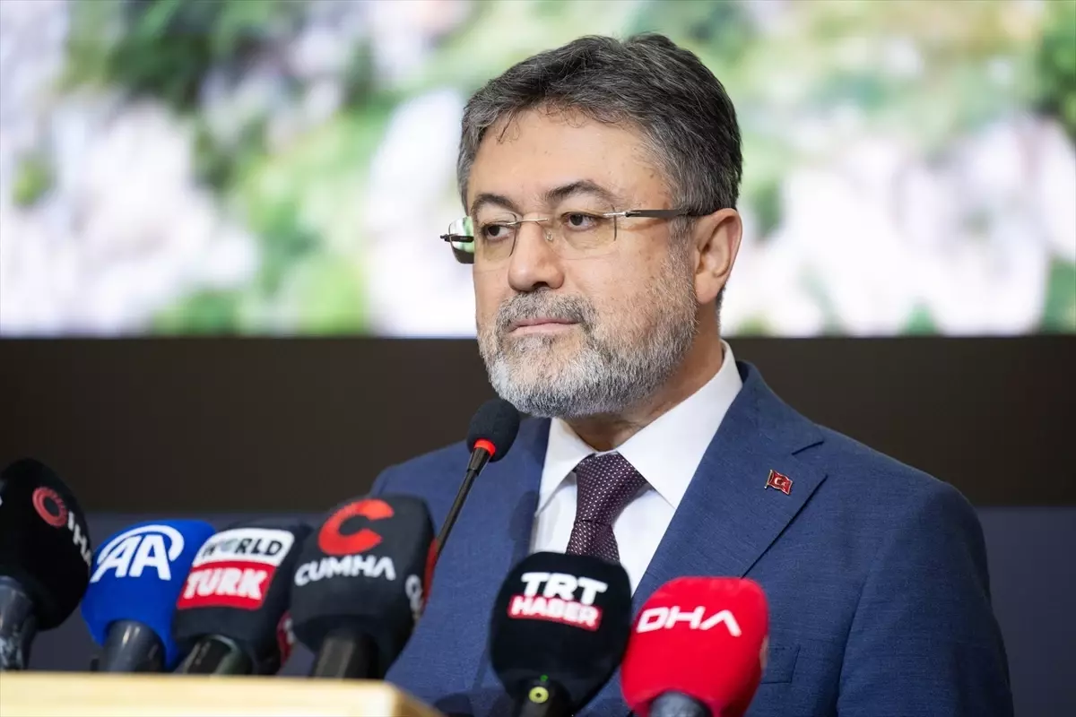 Tarım Bakanı Yumaklı Kastamonu’da yerel yemekler eşliğinde açıklama yapıyor