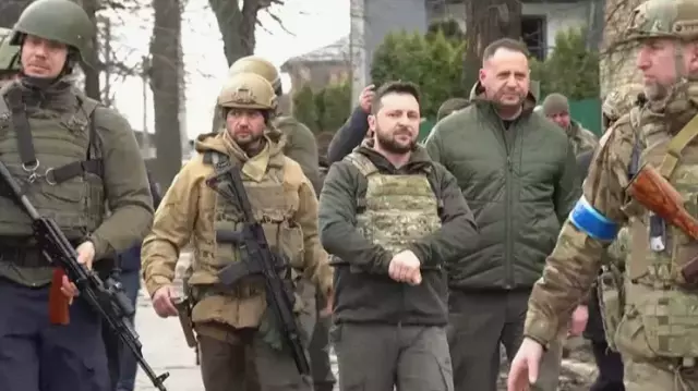 Metroda sıcak çay dağıtan gönüllüler