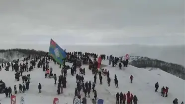 Yarış sırasında kar motoru sürücüsü