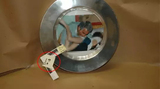 Item #10 olarak etiketlenen gümüş çerçeveli fotoğraf