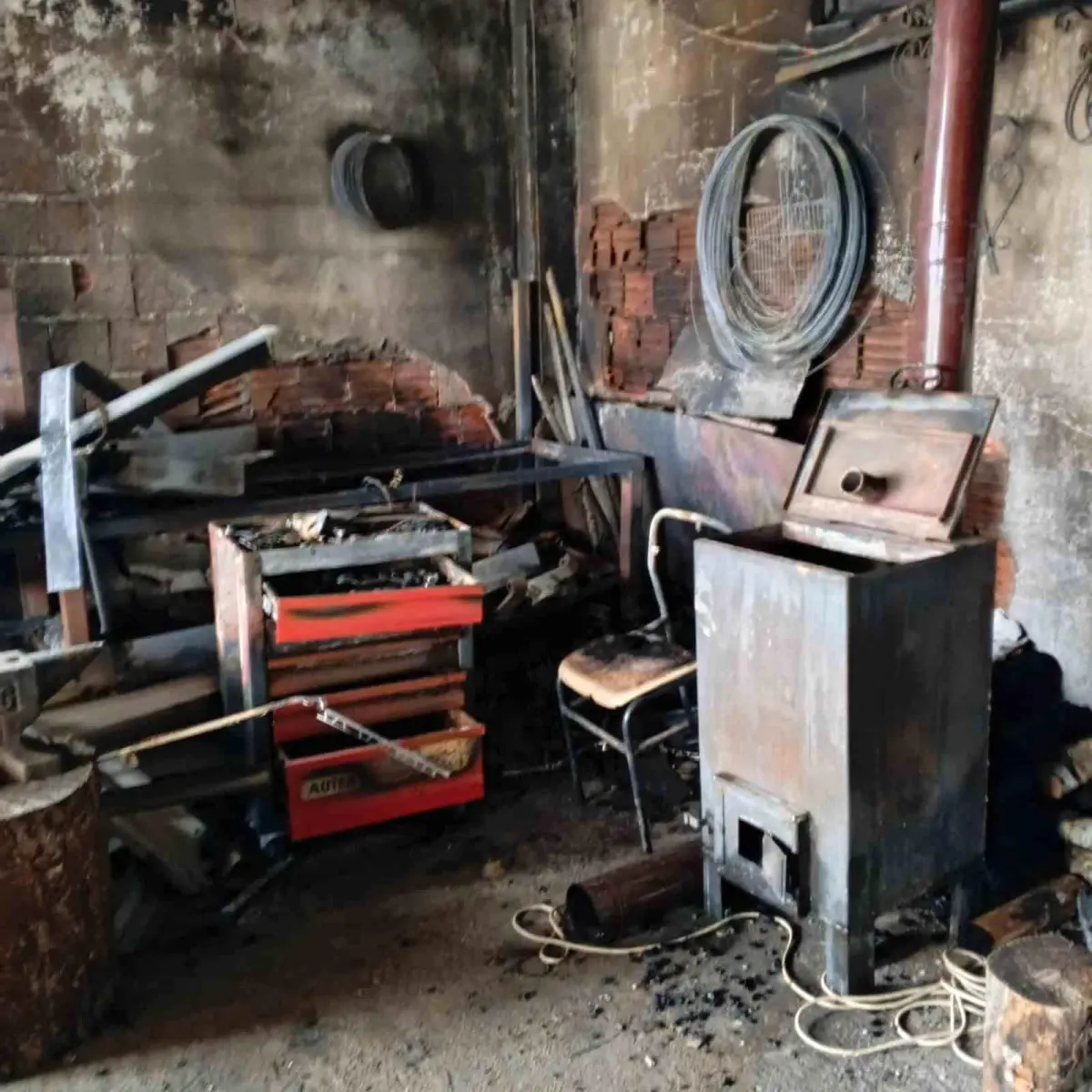 Bolu’da Demir Dükkanında Çıkan Yangın İş Yerini Yok Etti