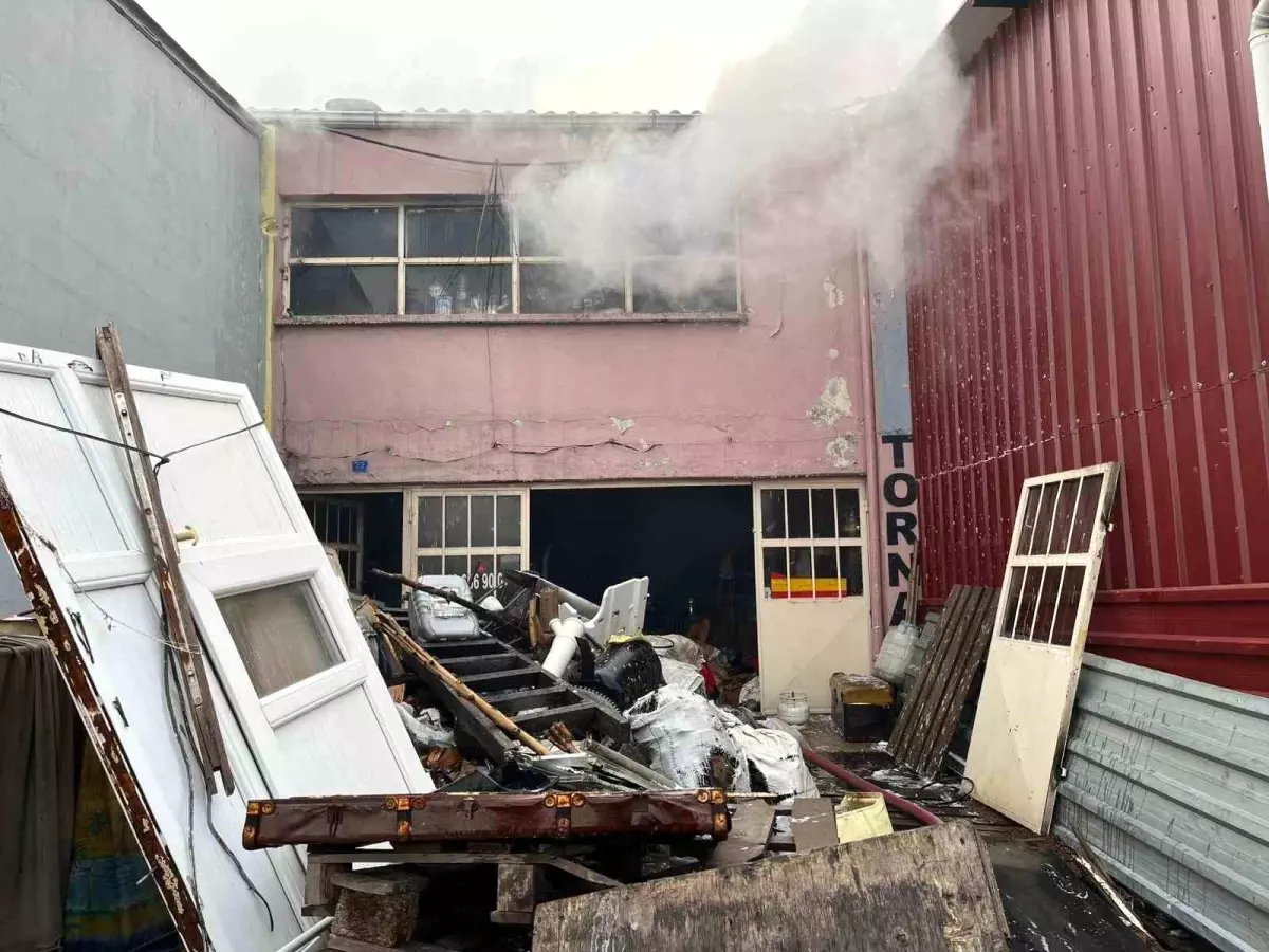 Gediz Sanayi Sitesinde Çıkan Yangın Hızla Kontrol Altına Alındı