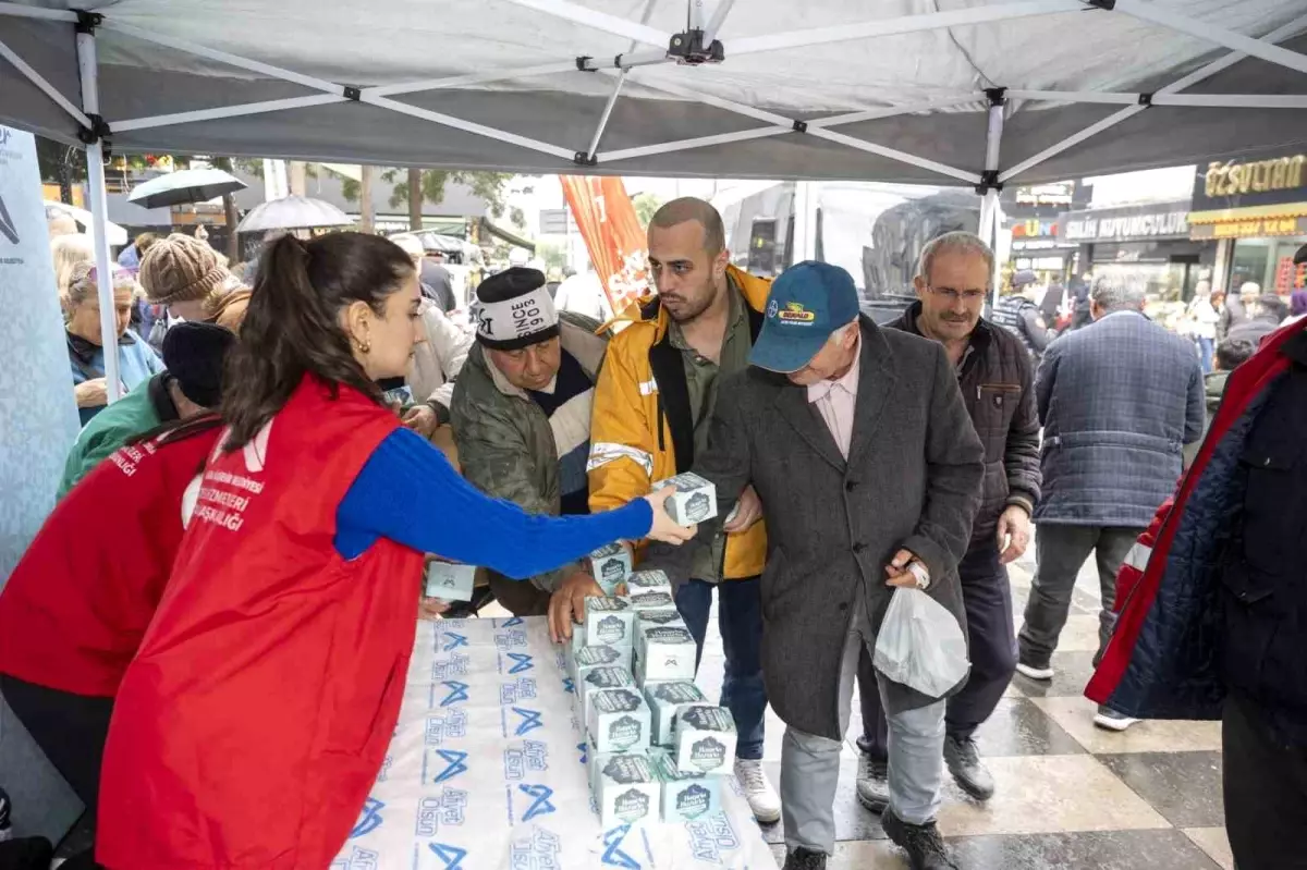Mersin Büyükşehir Belediyesi, Berat Kandili’nde 15 Bin Simit Dağıttı