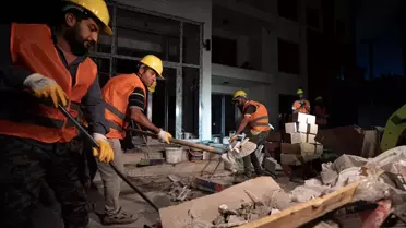 İnşaatta çalışan işçiler ve yeni konutlar