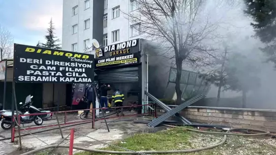 Yangın sonrası dükkanın hasar görmüş iç mekanı