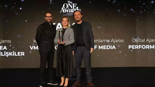 Karaca, The ONE Awards'ta 5. Kez 'Yılın İtibarlısı' Ödülünü Alarak Toplam Üç Ödül Kazandı
