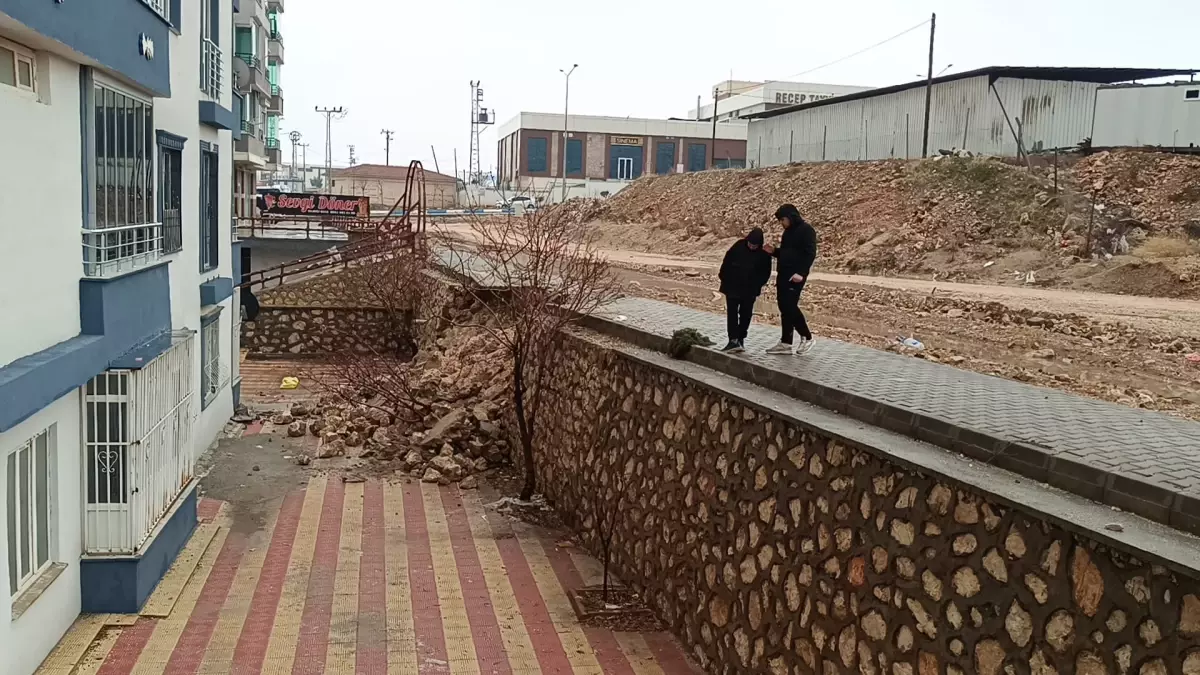 Adıyaman Besni'de Sağanak Yağış Sonrası 7 Katlı Binanın Önündeki İstinat Duvarı Çöktü