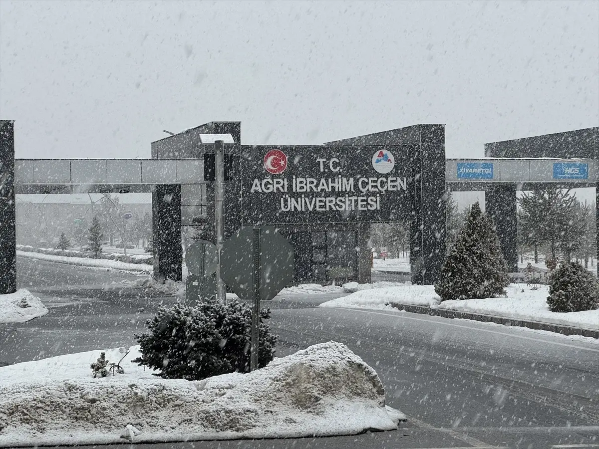 Ağrı’da Şiddetli Kar Yağışı ve Buzlanma Ulaşımı Felç Etti