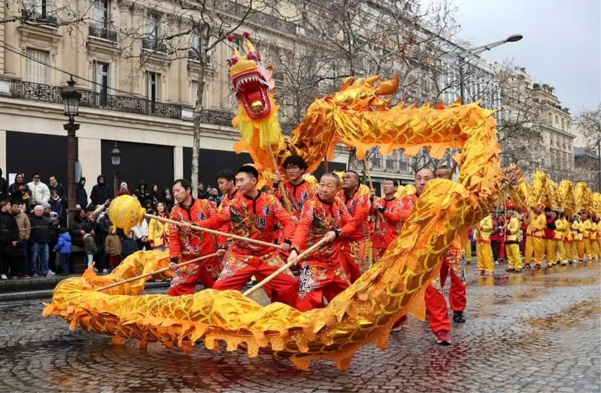 Paris’ta Renkli Çin Yeni Yılı Festivali: Geleneksel Kostümler ve Dans Şovları