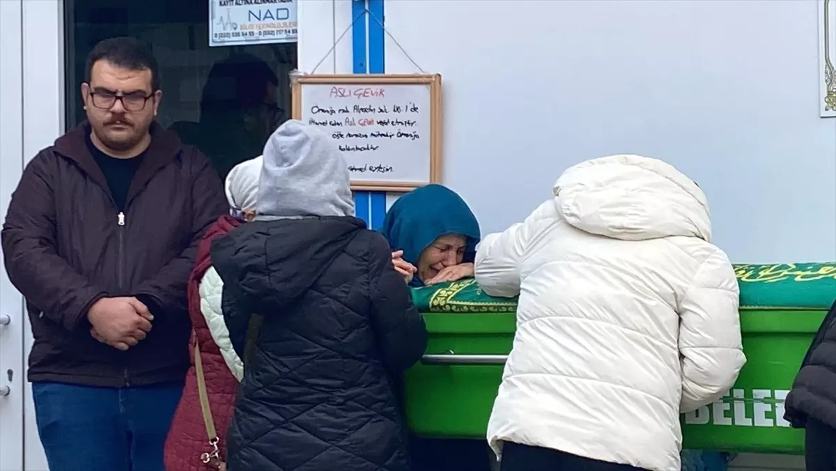 Antalya Otobüs Kazasında Hayatını Kaybeden Aslı Çevik, Eskişehir'de Toprağa Verildi