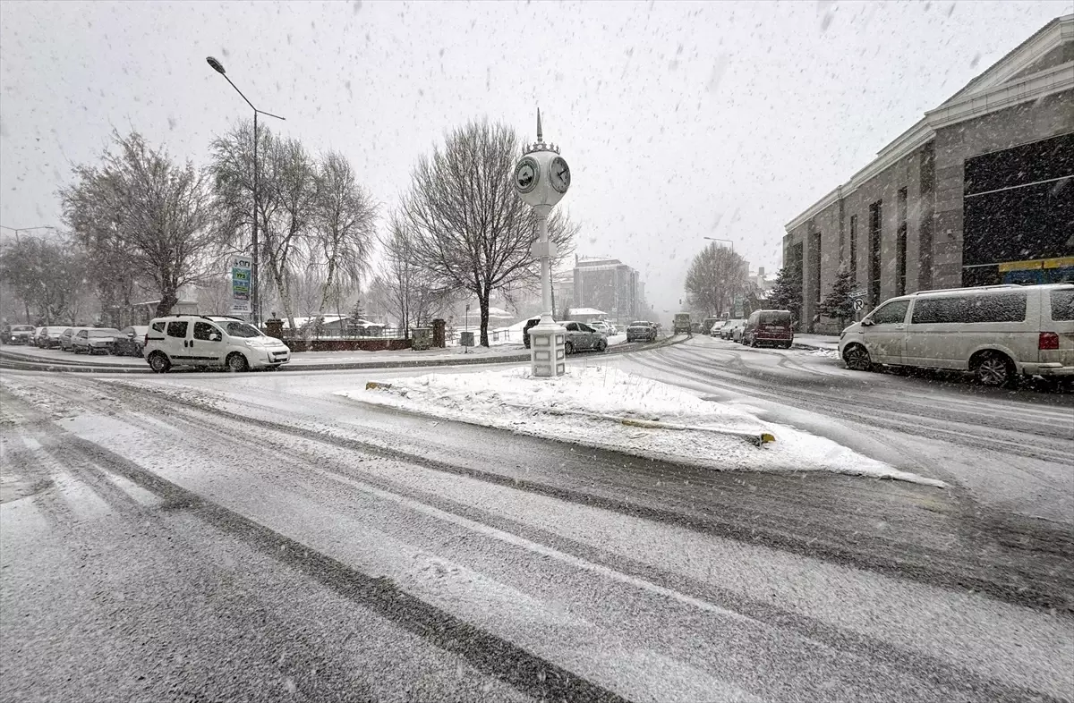 Ardahan’da Şiddetli Kar Yağışı Şehri Beyaza Döndürdü