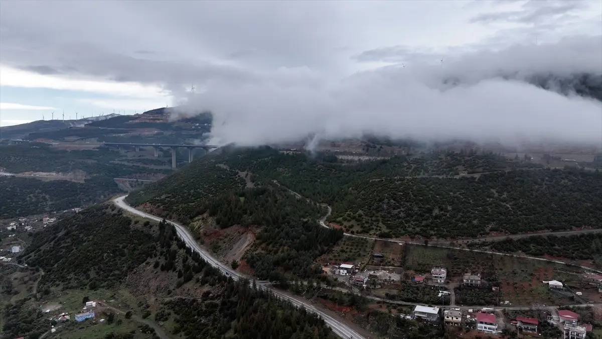 Gaziantep’te TAG Otoyolu’nda Yoğun Sis Görüş Mesafesini Düşürdü, Trafik Etkilendi