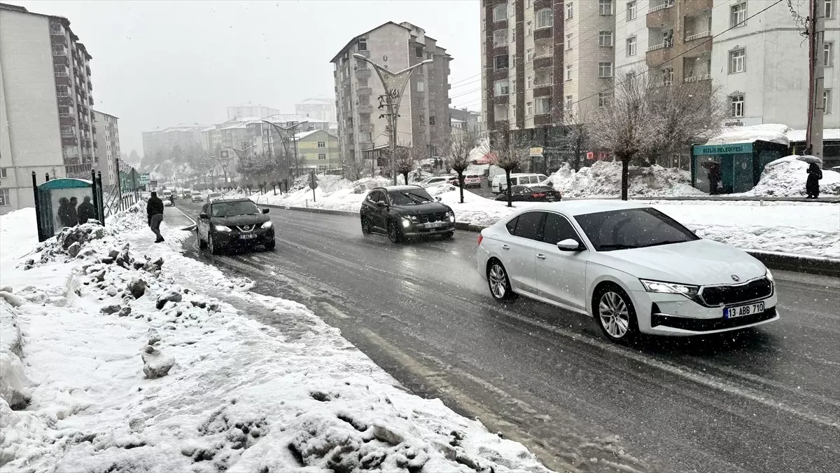 Bitlis’te Şiddetli Kar Yağışı Ulaşımı Felçledi: Belediye Ekipleri Temizleme Çalışmalarına Başladı