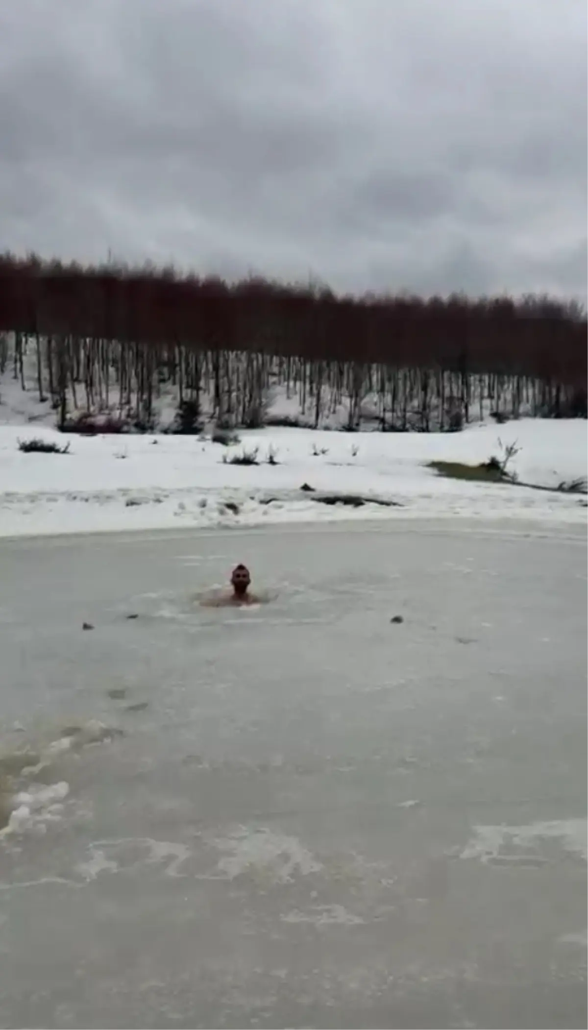 Akyazı’da Buzlu Gölün Soğuk Sularına Cesur Adım: Ahmet Hazar’ın Anıtsal Girişi