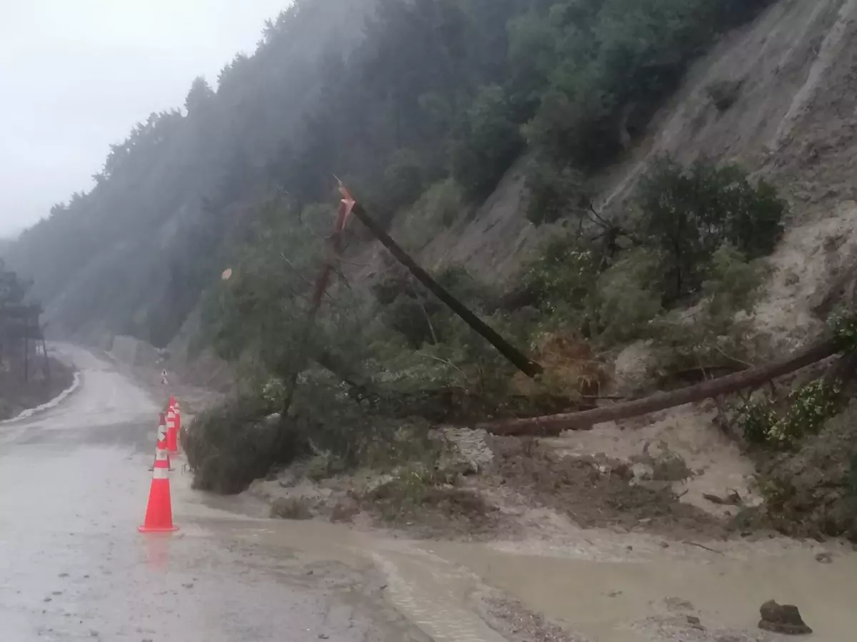 Kastamonu Çatalzeytin’de Heyelan: Kara Yolu Trafiği Kontrol Altında