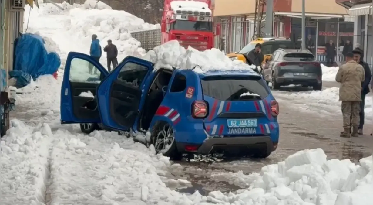 Ovacık'ta Çatı Karı Jandarma Araçlarına Çarptı: 2 Asker Yaralı