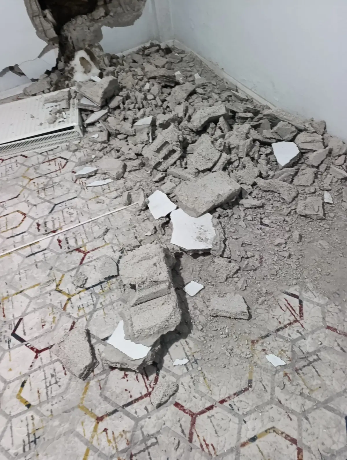 Hakkari'de Dağdan Gelen Kaya Parçası Evin Duvarını Yıktı