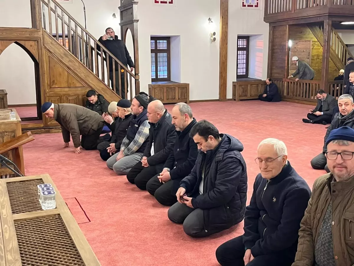 Restorasyonu Tamamlanan 5 Asırlık Muradiye Camisi Berat Kandili'nde Yeniden İbadete Açıldı