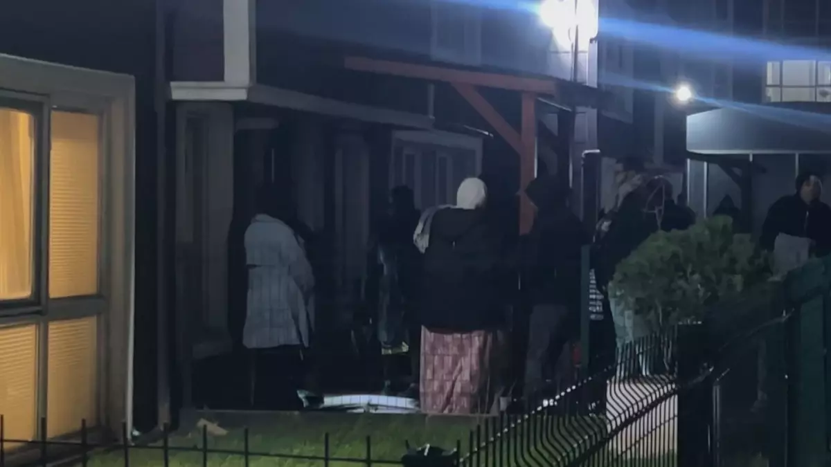 Esenyurt'ta 14 Katlı Binada Çıkan Yangın 4 Kişiyi Duman Etkiledi