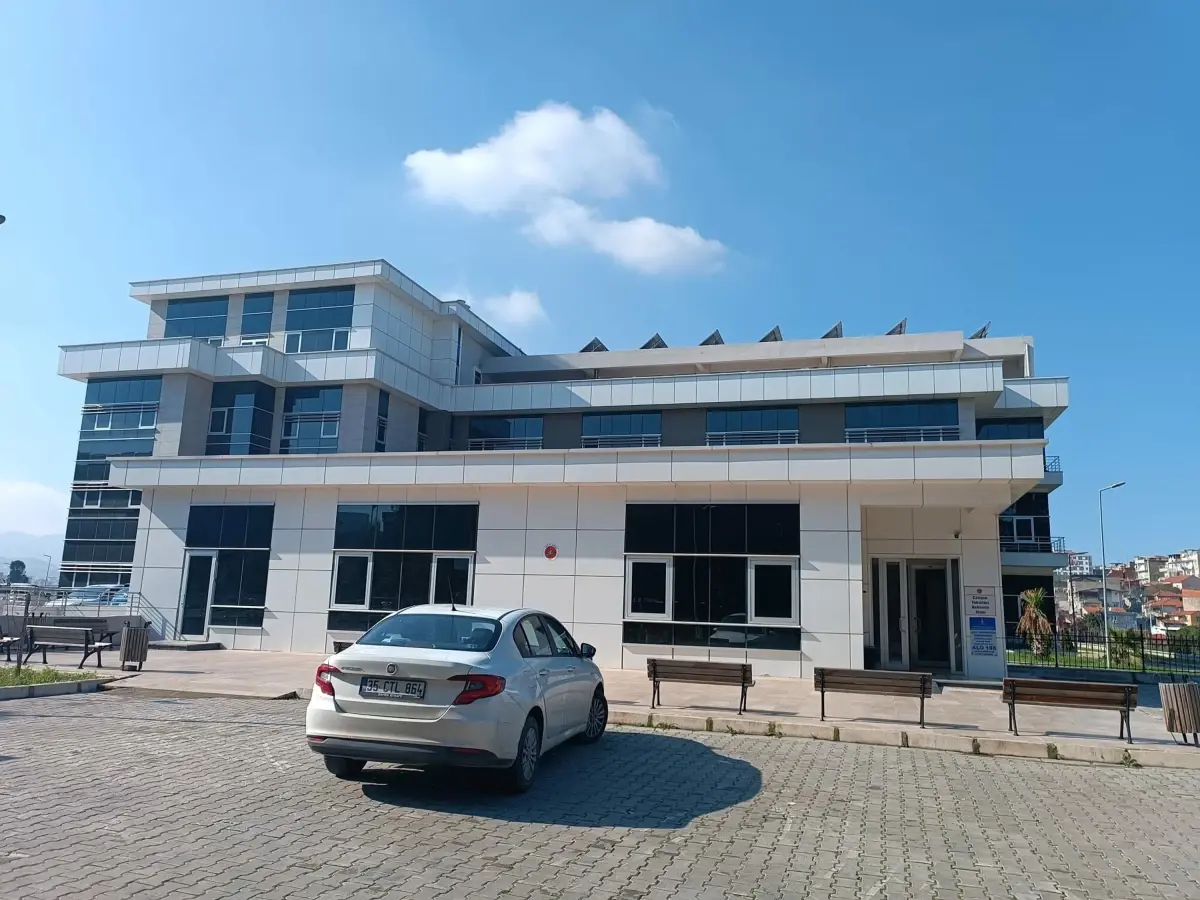 Bornova’da Silahlı Saldırı: 23 Yaşındaki Genç Hastanede Hayatını Kaybetti