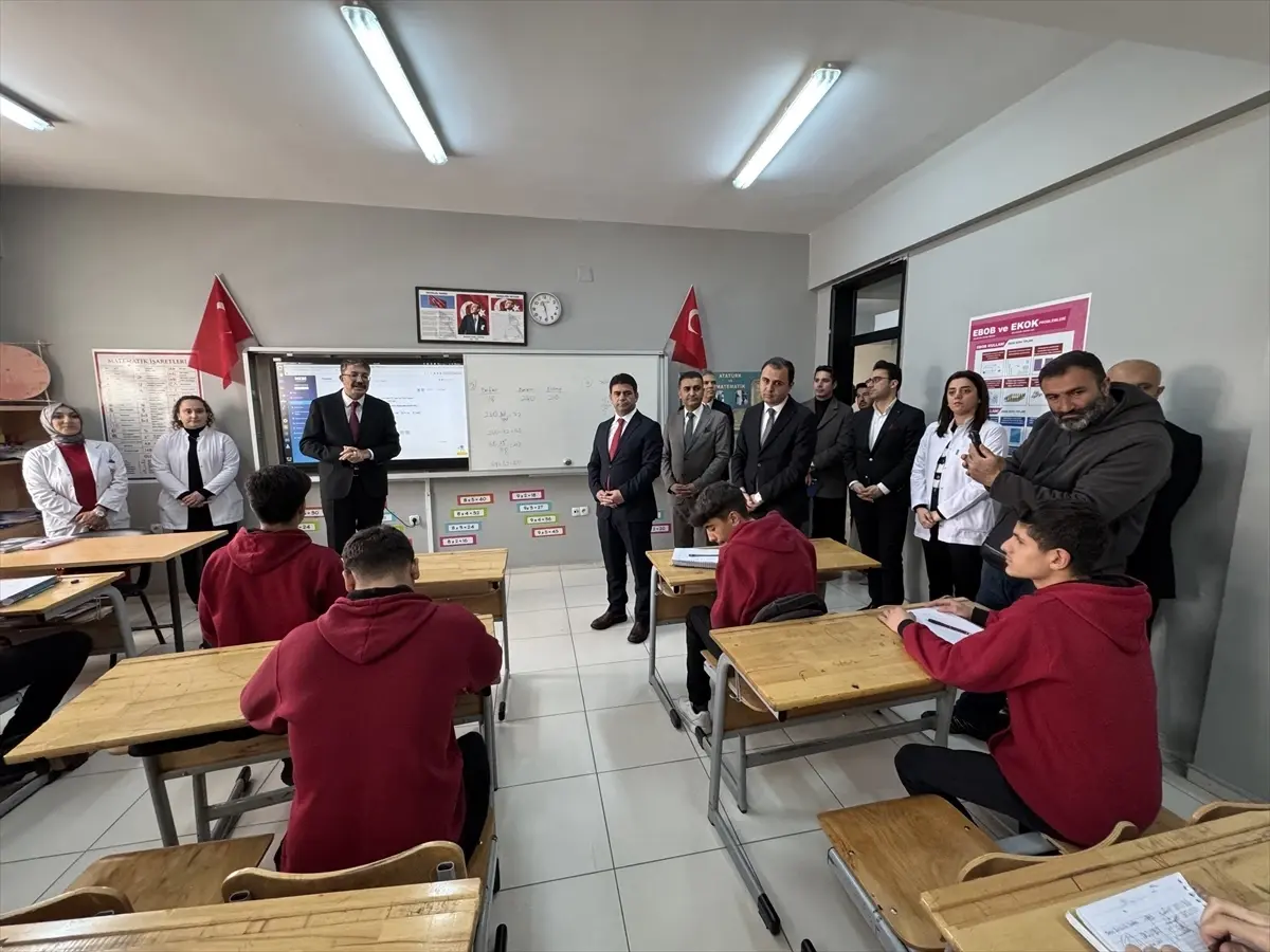 Hakkari Valisi Ali Çelik, Yüksekova’da Öğrenci Projelerini İnceledi ve Destek Sözleri Verdi