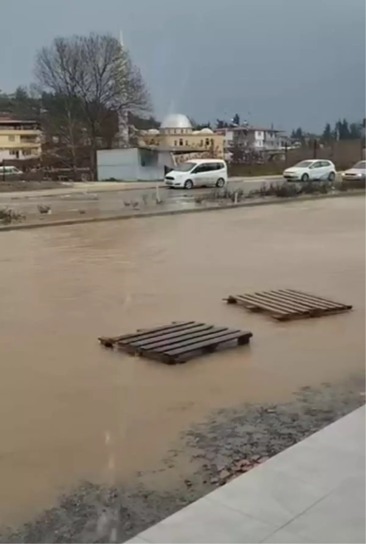 Hatay’da Şiddetli Sağanak ve Sel: İskenderun ile Antakya’da Acil Tahliye Çalışmaları
