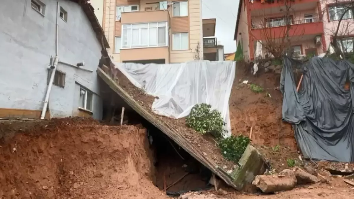 Derince'de İstinat Duvarı Çöktü: Bina Hasar Aldı, Yaralanan Yok