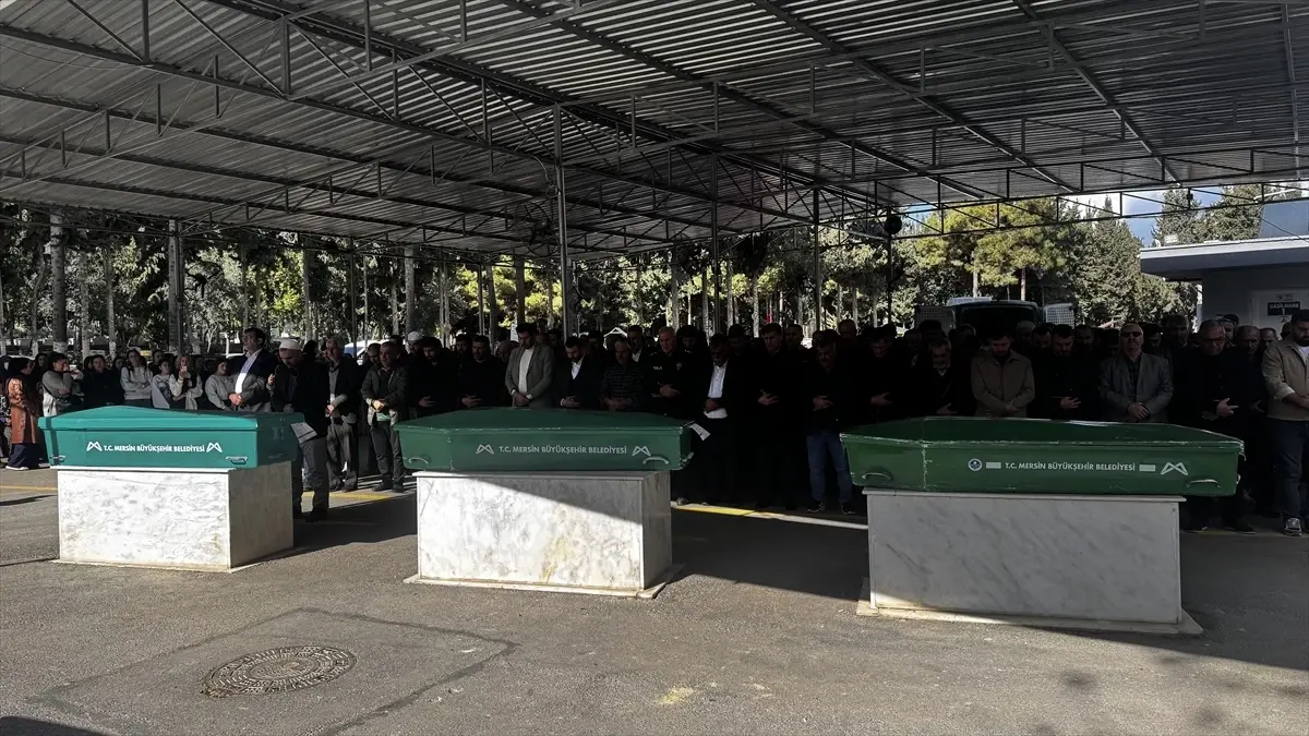 Mersin'de Üç Kişi Hayatını Kaybetti: Çarpışma Detayları ve Taziyeler