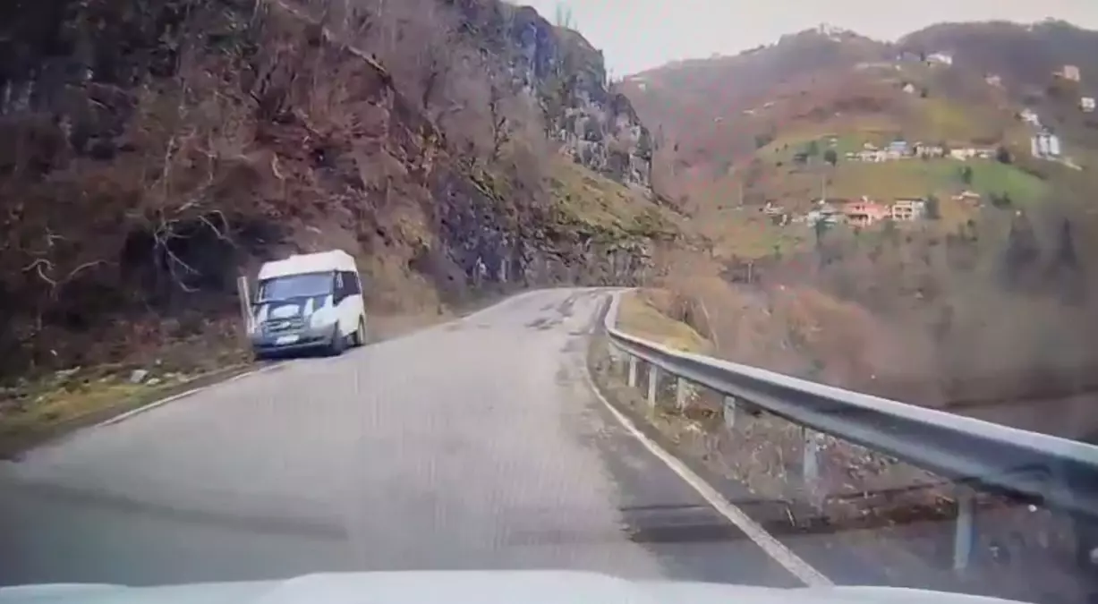 Trabzon Şalpazarı'nda Okul Servisi ve Otomobil Çarpıştı: Sürücü Hafif Yaralı