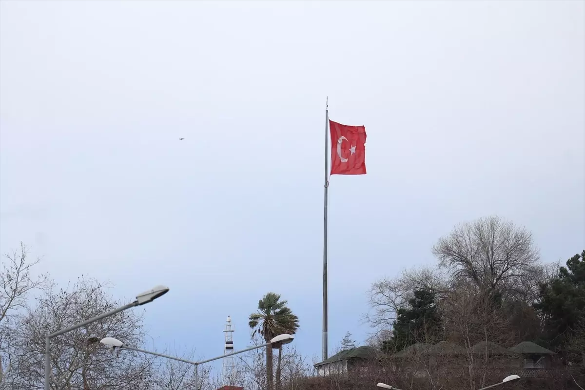 Trabzon’da Şiddetli Rüzgar Yürüyüşleri Zorlaştırdı, Akşam Saatlerinde Hafiflemesi Bekleniyor