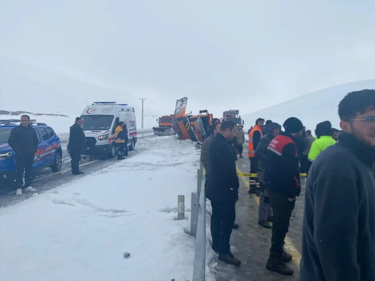Van Çaldıran’da Kar Küreme Aracı Devrildi: 2 Hayatını Kaybetti