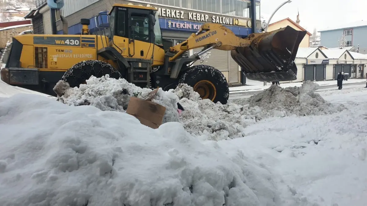 Van’da Şiddetli Kar Yağışı 53 Yerleşim Yerini Ulaşıma Kapatıyor