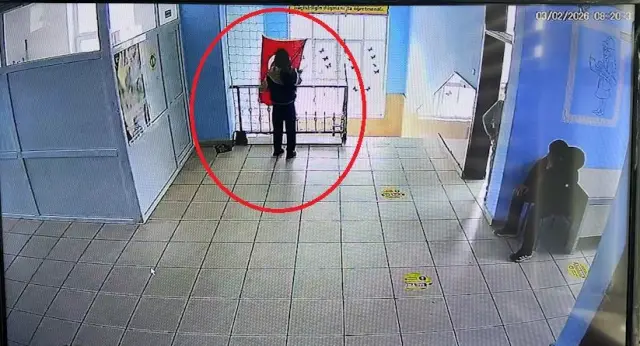 Küba Temiz bayrağı düzeltirken